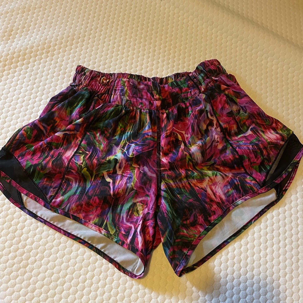 like new lulu lemon hotty hots 4”